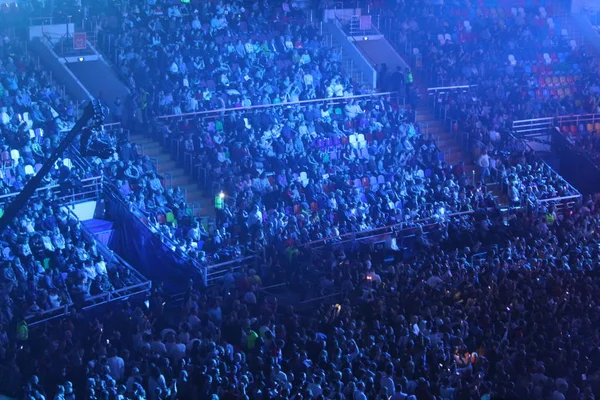 Eine Menschenmenge Einem Konzert Eine Sporthalle Einem Konzert Foto Sportkomplex — Stockfoto