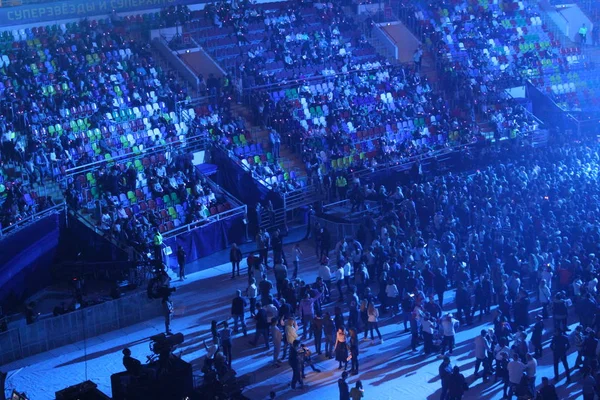 Eine Menschenmenge Einem Konzert Eine Sporthalle Einem Konzert Foto Sportkomplex — Stockfoto