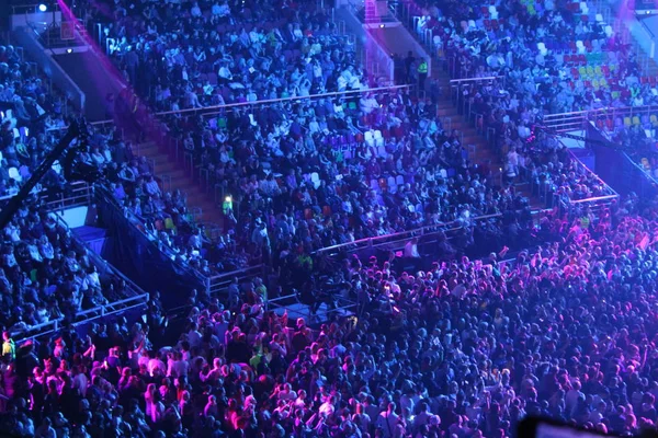 Eine Menschenmenge Einem Konzert Eine Sporthalle Einem Konzert Foto Sportkomplex — Stockfoto