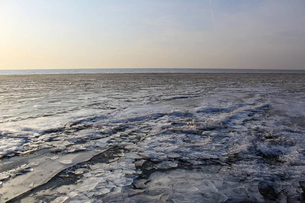 美丽的冰湖和寒冷的冬季天空 白冰湖的照片 水库里的水结冰了 浮冰又薄又白 天空是不同的颜色 美丽的风景 — 图库照片