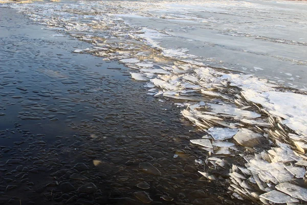 寒冷的冬季美丽的冰湖 白冰湖的照片 水库里的水结冰了 浮冰很薄 美丽的风景 — 图库照片