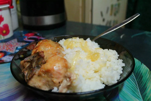 肉と野菜とご飯 写真のクローズアップ 肉と玉ねぎと2番目のコースのご飯 食べ物は皿の上にある 自宅のキッチンで — ストック写真