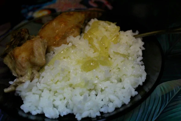 米与肉和蔬菜 摄影特写米与肉和洋葱 食物在盘子里 在家里厨房里准备的 — 图库照片