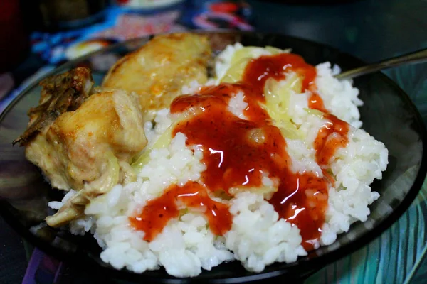 米与肉 摄影特写米与肉和洋葱 食物在盘子里 在家里厨房里准备的 — 图库照片