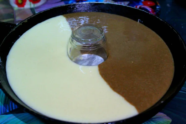 Cast Iron Pan Photo 파이를 요리하고 파이를 색깔의 혼합물을 냄비에 — 스톡 사진