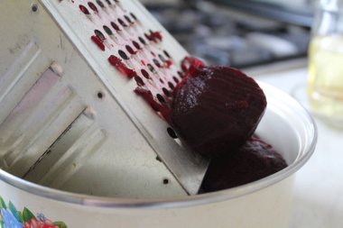 Metal rendeleyici, kırmızı pancar ve sebzeler için foto metal rendeleyici. Kırmızı pancarı bir tabağa sür. Öğle yemeği, akşam yemeği ve kahvaltı..