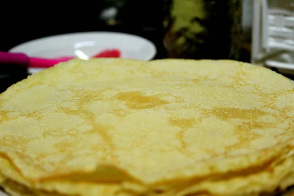 Tortitas Finas Fritas Plato Primer Plano Foto Deliciosos Panqueques Cuecen — Foto de Stock