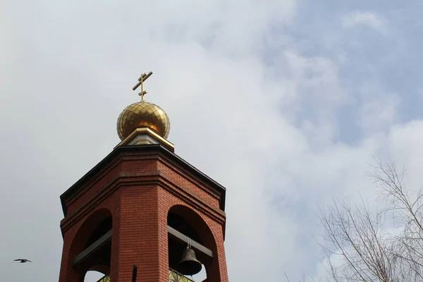 Kerk Klokkentoren Met Een Gouden Koepel Een Kruis Tegen Hemel — Stockfoto