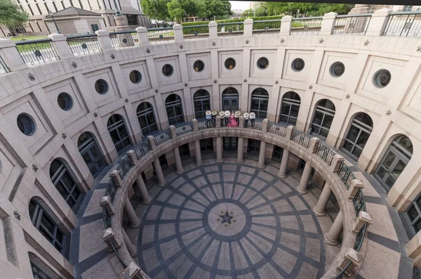 Capitol onbeş yaş günü partisinde