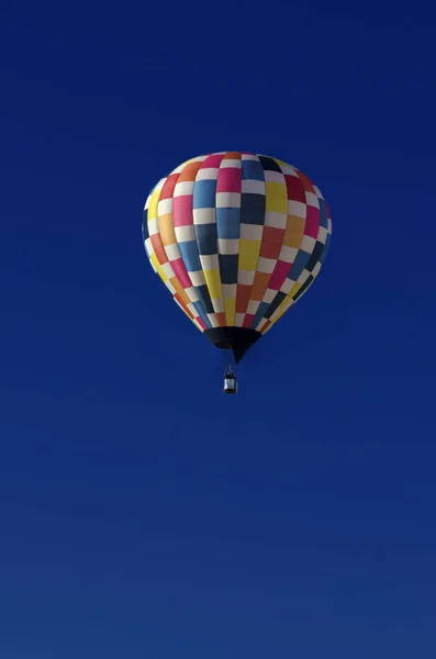 Kolorowy Balon Szybuje Przeciwko Łupek Niebieski Rano Niebo Jasne Innego — Zdjęcie stockowe