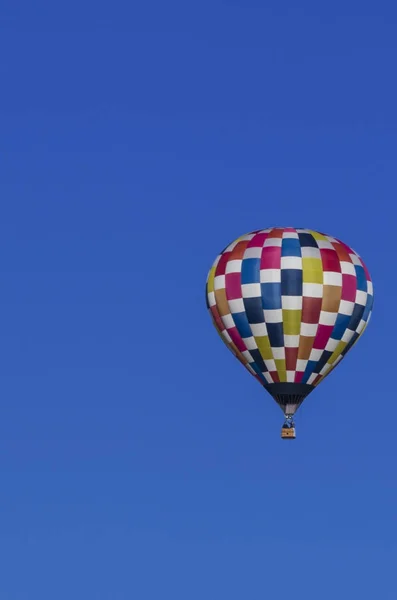 Яркий воздушный шар против богатого голубого неба — стоковое фото