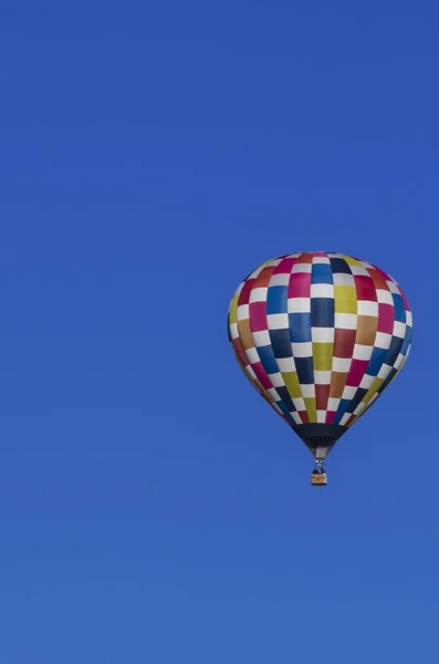 Canlı sıcak hava balonu zengin mavi gökyüzü