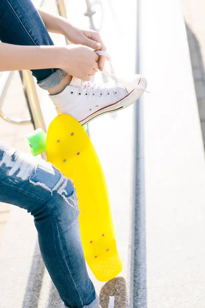 Chica con penny skateboard shortboard . — Foto de Stock