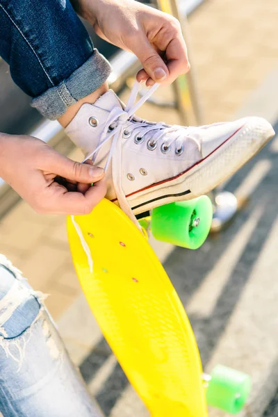 Flicka med penny skateboard shortboard. — Stockfoto