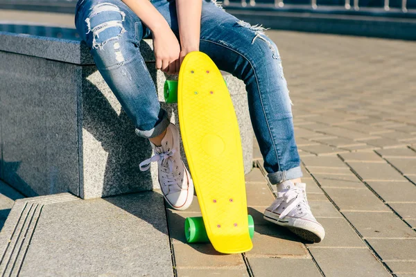 Dziewczyna z penny deskorolka shortboard. — Zdjęcie stockowe