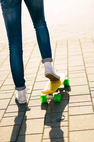 Meisje met penny skateboard shortboard. — Stockfoto