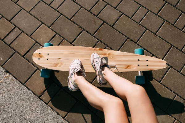 Dziewczyna z deskorolki longboard drewniane. — Zdjęcie stockowe