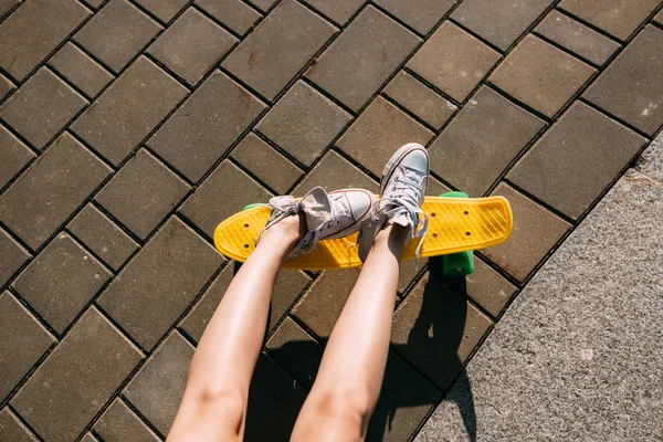 Fille avec penny skateboard shortboard . — Photo