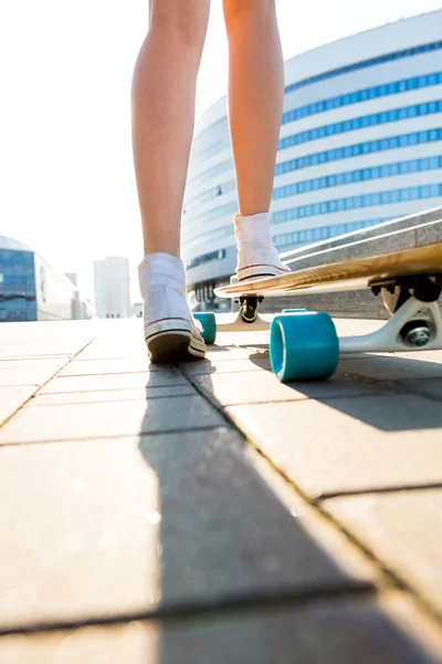 Ahşap longboard kaykay ile kız. — Stok fotoğraf