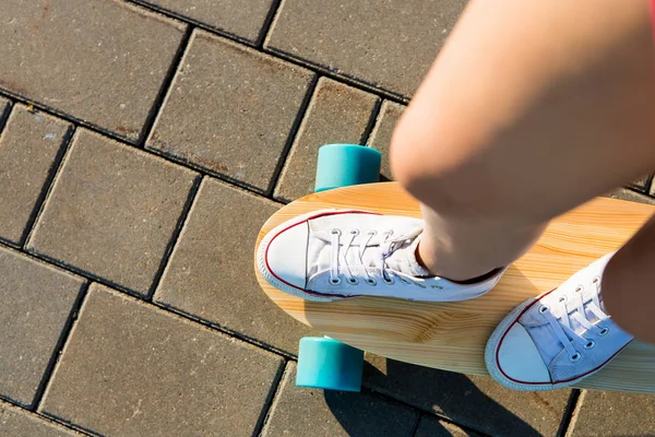 Dívka s dřevěnými longboard skateboard. — Stock fotografie