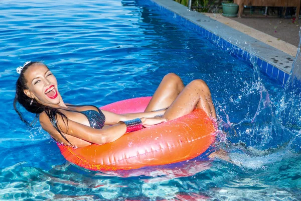 Sexy dama con piernas largas en la piscina . — Foto de Stock