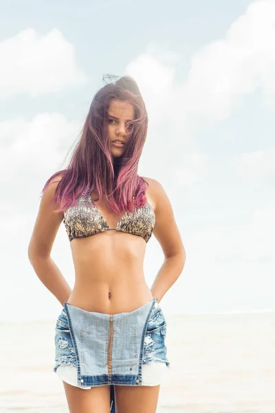 Sexig tjej klär av sig på stranden. — Stockfoto