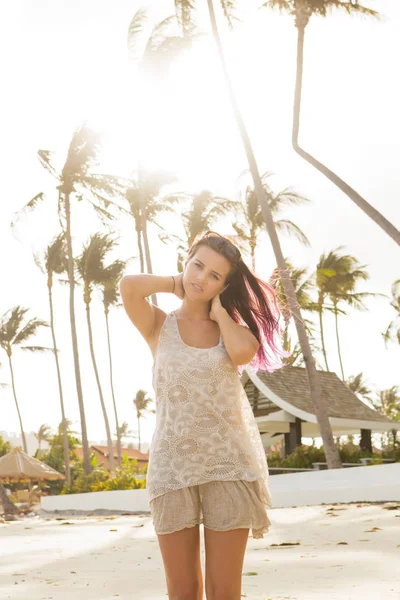 Menina bonita na praia posando para câmera . — Fotografia de Stock