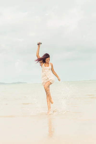 Menina bonita na praia posando para câmera . — Fotografia de Stock