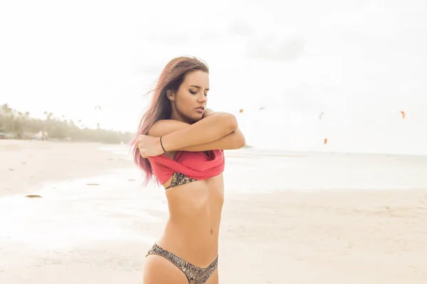Sexy dívka svléknout na pláži. — Stock fotografie
