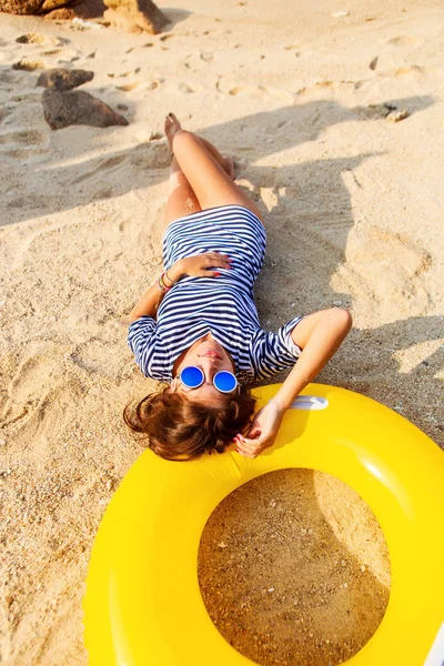 Сексуальная девушка отдыхает на пляже . — стоковое фото