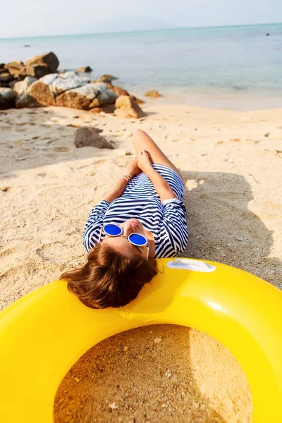 Сексуальна дівчина відпочиває на пляжі . — стокове фото