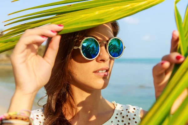 Sexy girl look thru palm leave. — Stock Photo, Image