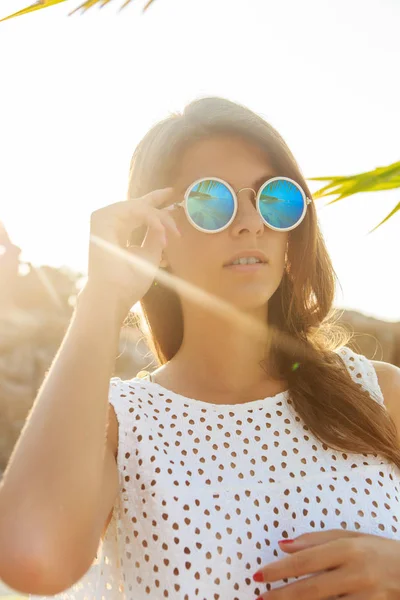 Девушка в солнечных очках на закате . — стоковое фото
