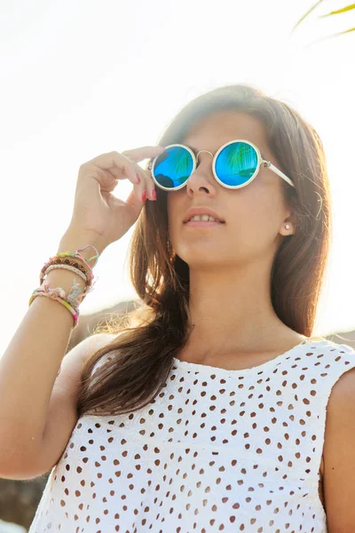 Menina em óculos de sol durante o pôr do sol . — Fotografia de Stock