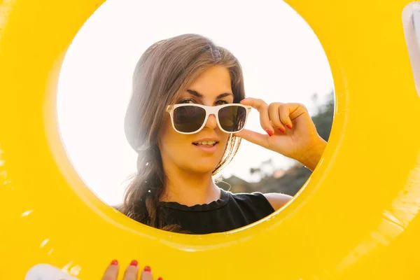 Flicka med gul uppblåsbar ring. — Stockfoto