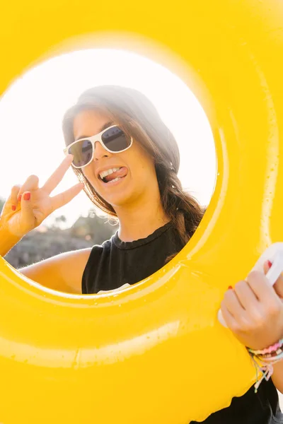 Chica con anillo inflable amarillo . — Foto de Stock