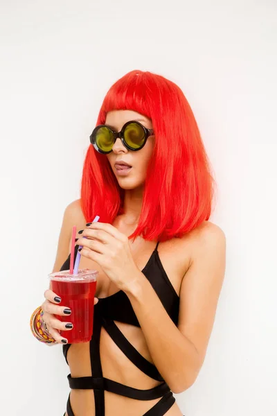 Femme aux cheveux rouges boire cocktail rouge . — Photo