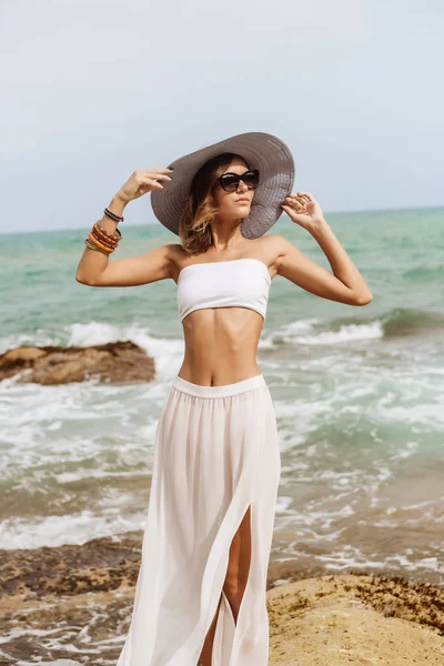 Linda dama en traje de verano en la playa . —  Fotos de Stock