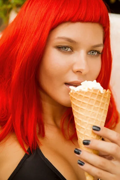 Söt flicka i sexig bikini äta glass kon. — Stockfoto