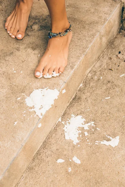 Sexy girl drop her cool icecream on stairs. — Stock Photo, Image