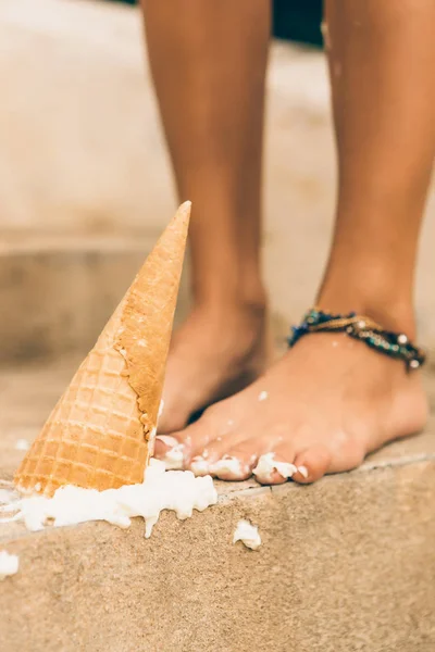 Sexy girl drop her cool icecream on stairs. — Stock Photo, Image