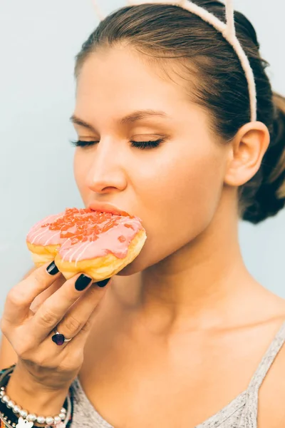 섹시 한 갈색 머리 여자 먹는 도넛 모양의 달콤한 마음. — 스톡 사진