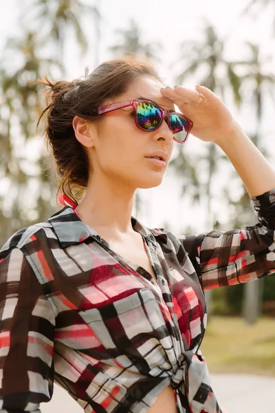 Pretty girl in sunglasses posing to the camera. — Stock Photo, Image