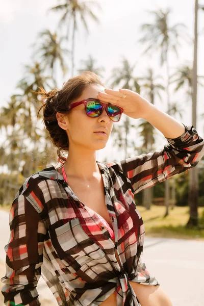 Hübsches Mädchen mit Sonnenbrille posiert vor der Kamera. — Stockfoto