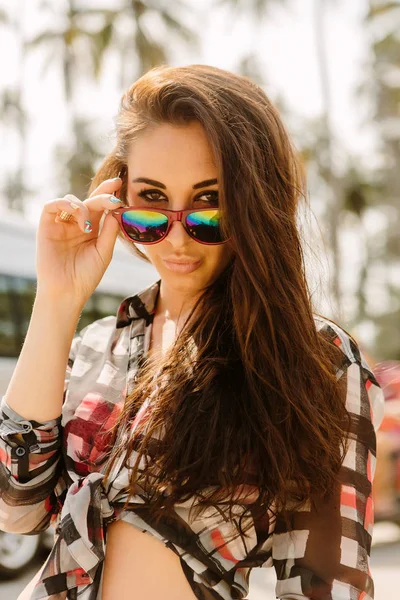 Menina bonita em óculos de sol posando para a câmera . — Fotografia de Stock