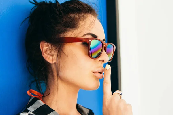 Pretty girl in sunglasses show silence sign. — Stock Photo, Image