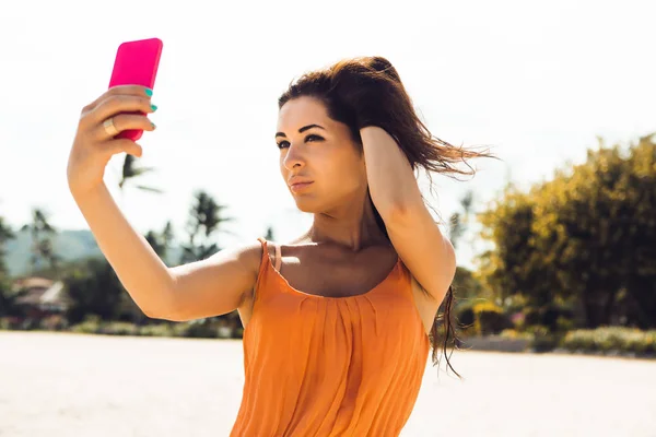 Söpö tyttö tehdä selfie trooppisella rannalla . — kuvapankkivalokuva