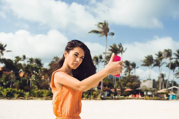 Söpö tyttö tehdä selfie trooppisella rannalla . — kuvapankkivalokuva