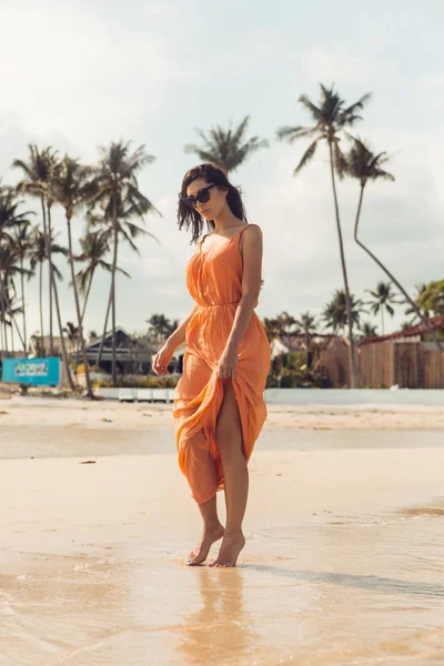 Ładna dziewczyna w okulary przeciwsłoneczne na plaży. — Zdjęcie stockowe