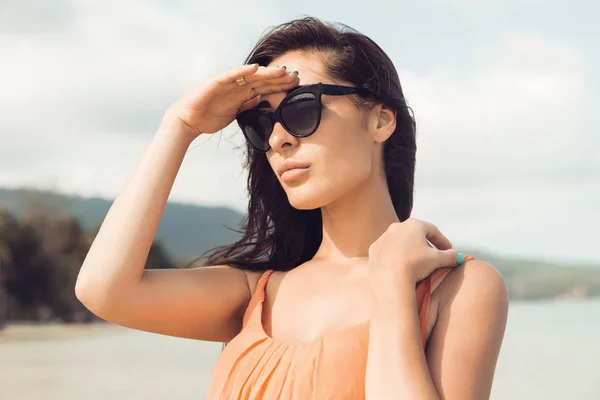 Menina bonita em óculos de sol na praia . — Fotografia de Stock